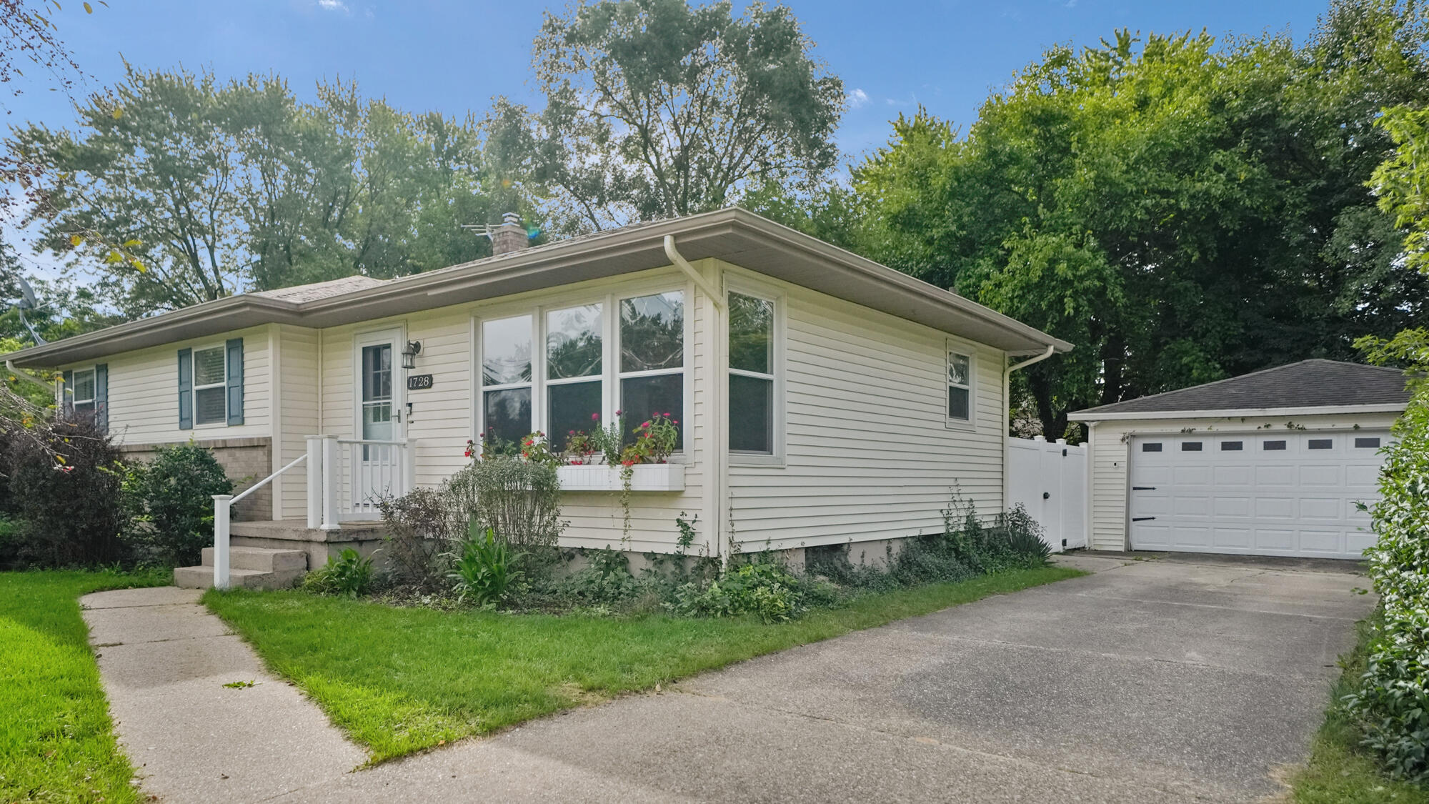 1728 Langley Street SE Grand Rapids MI 49508