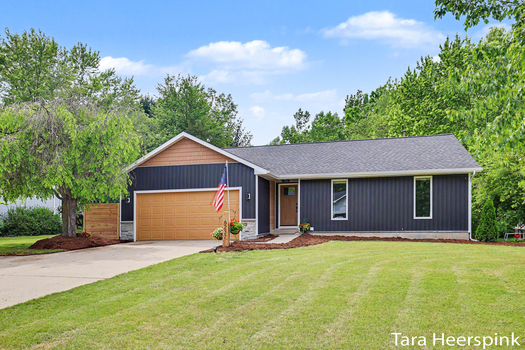 6237 Arroyo Vista Drive NE Rockford MI 49341