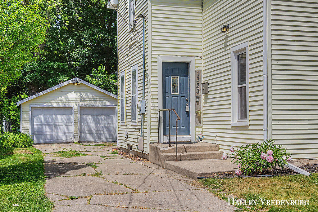 1323 Ashland Avenue NE Grand Rapids MI 49505