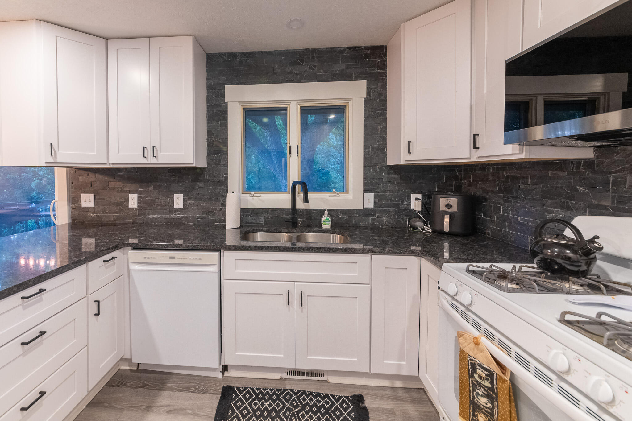 2591 Pinesboro Drive NE Grand Rapids MI 49525