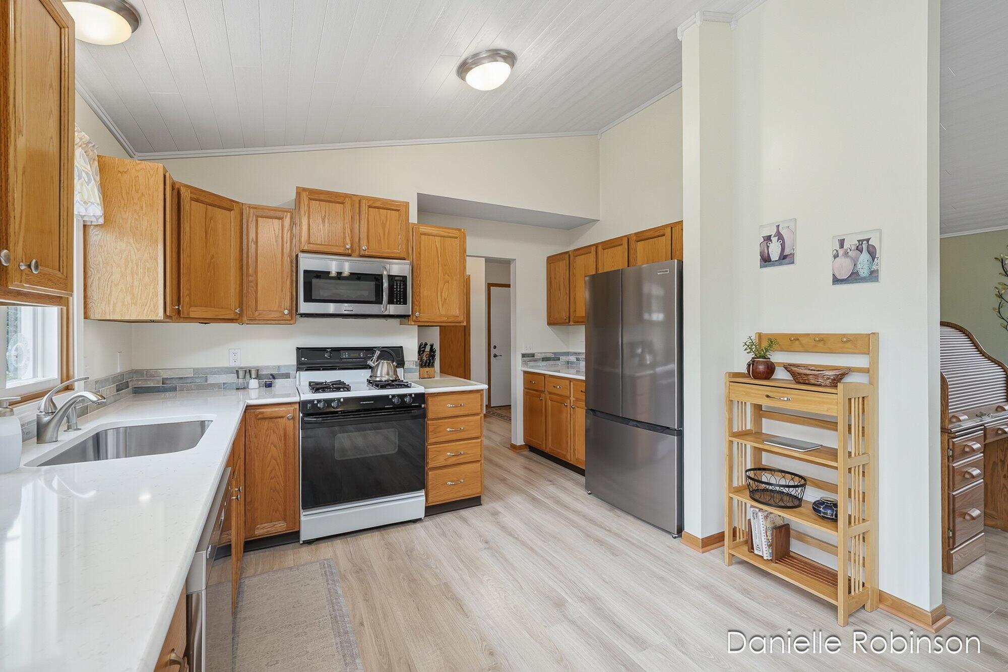6829 12 Mile Road NE Rockford MI 49341