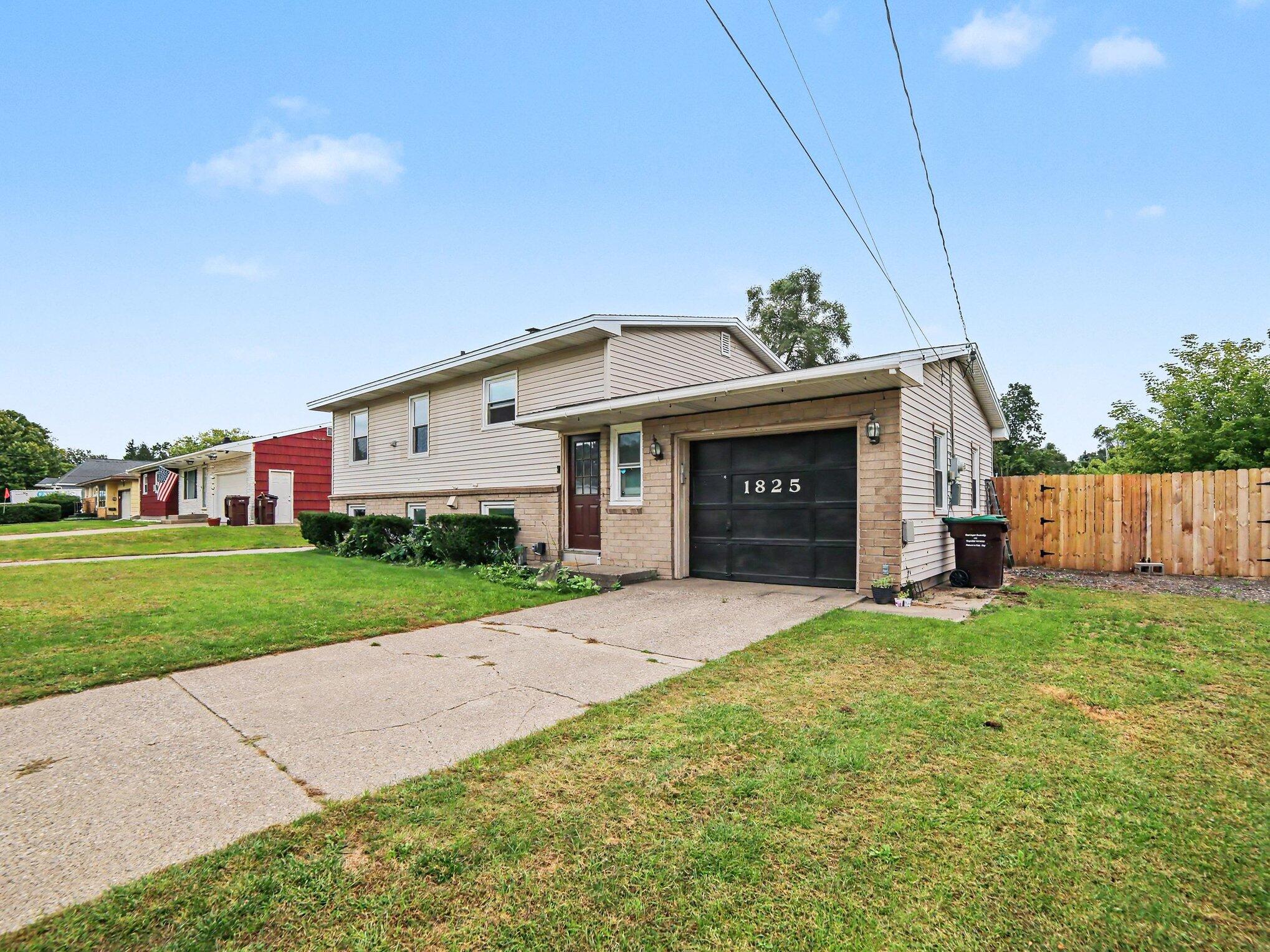 1825 Oak Park Drive Muskegon MI 49442