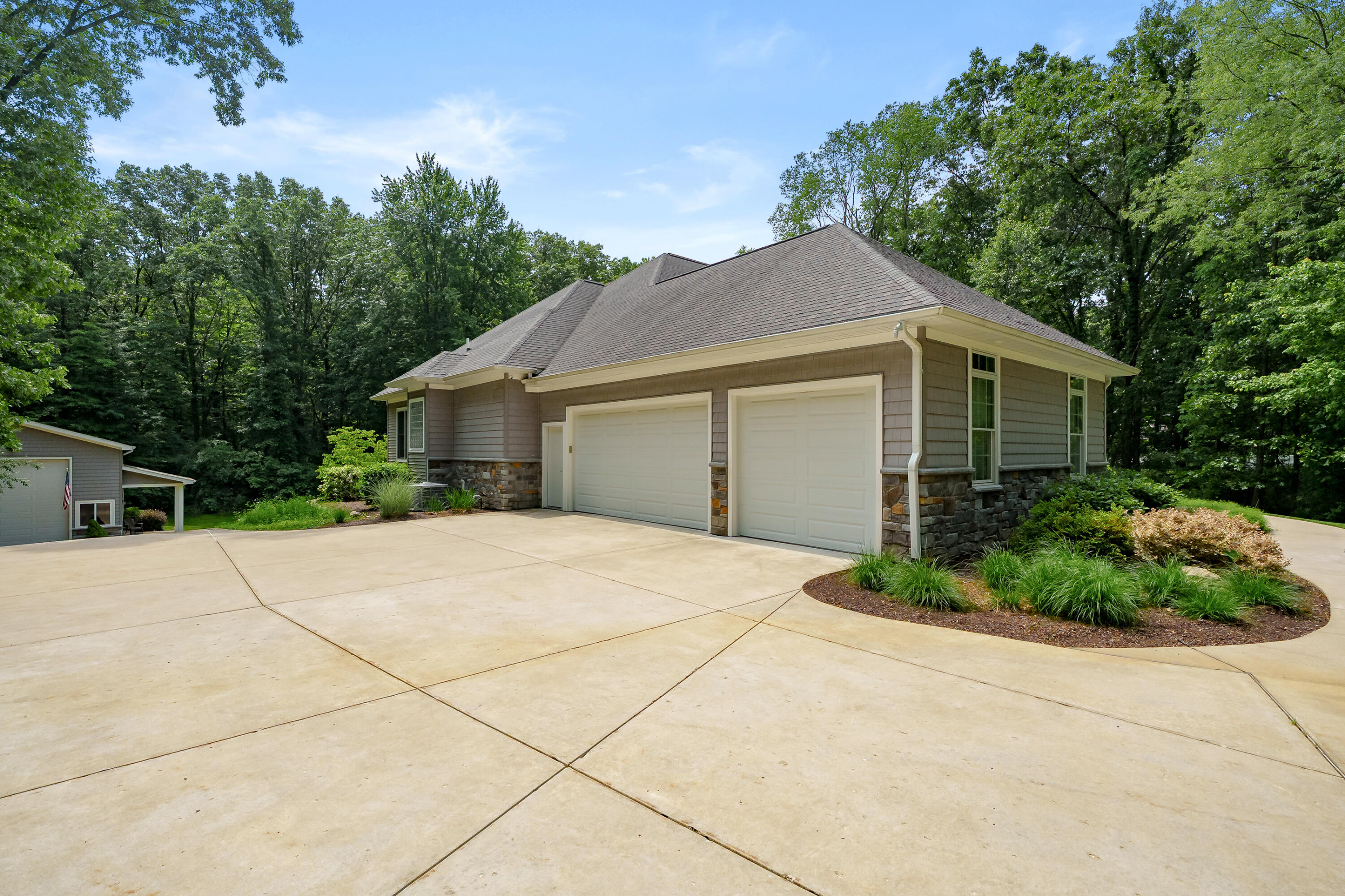 9157 Highland View Drive Kalamazoo MI 49009