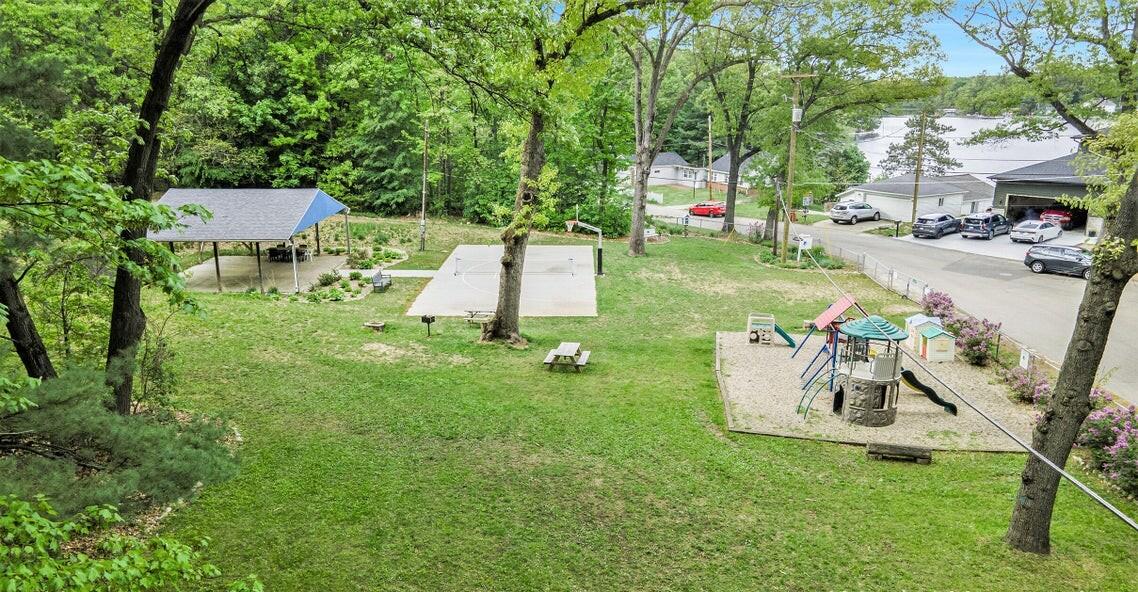 8445 Oakview Avenue NE Rockford MI 49341