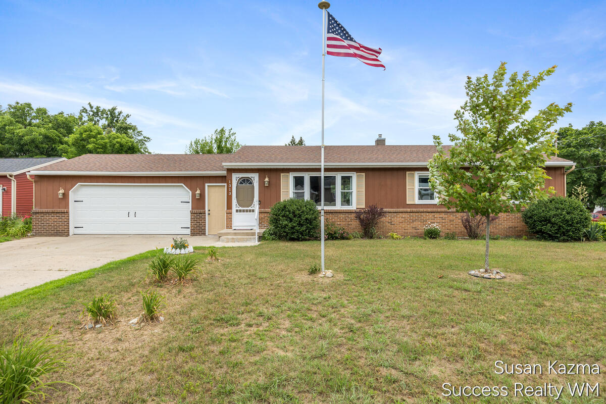 1313 SE Brookridge SE Grand Rapids MI 49508