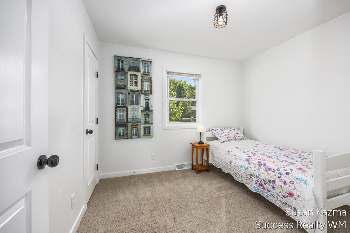 1313 SE Brookridge SE Grand Rapids MI 49508