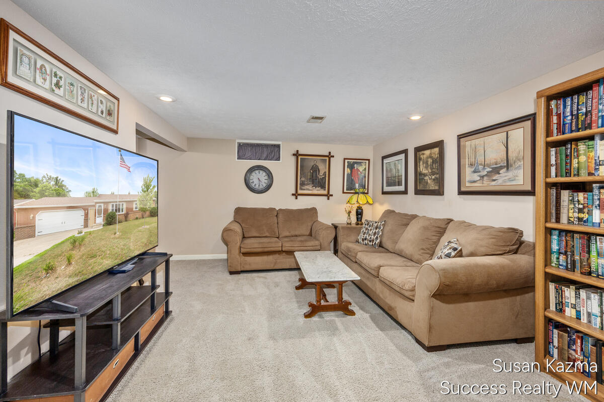 1313 SE Brookridge SE Grand Rapids MI 49508