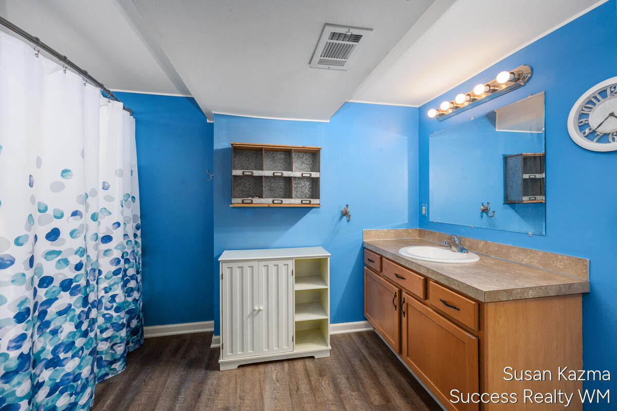 1313 SE Brookridge SE Grand Rapids MI 49508