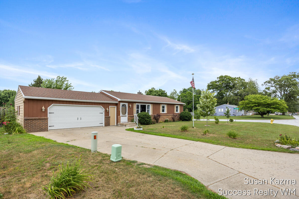 1313 SE Brookridge SE Grand Rapids MI 49508
