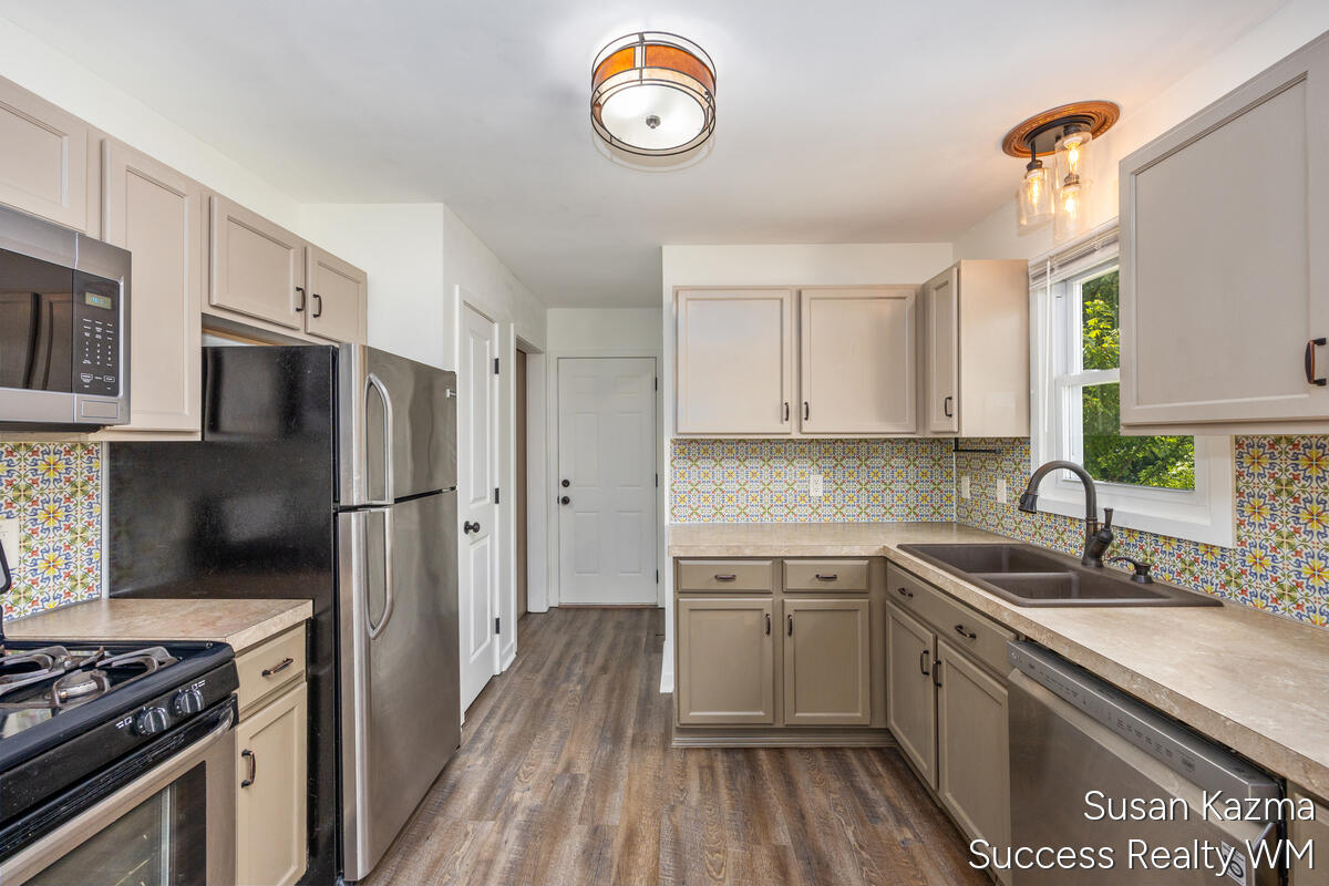 1313 SE Brookridge SE Grand Rapids MI 49508