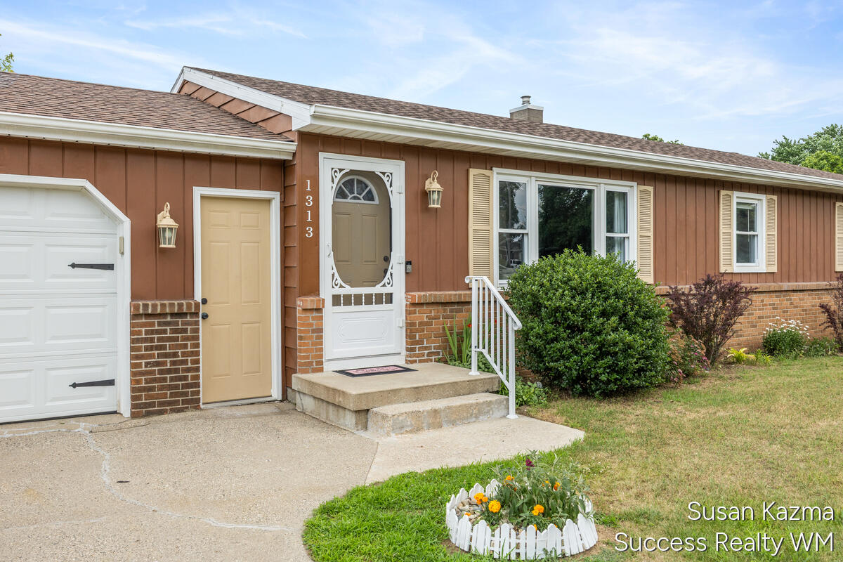 1313 SE Brookridge SE Grand Rapids MI 49508