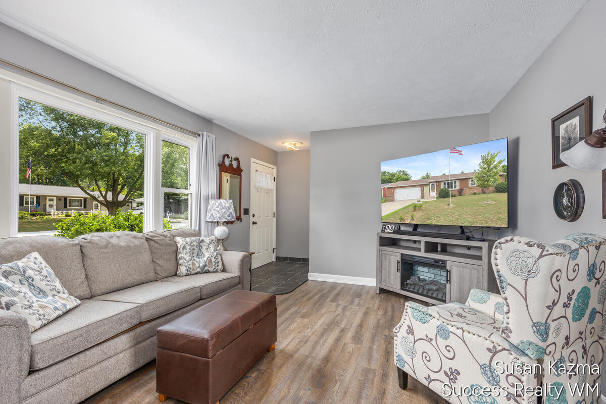 1313 SE Brookridge SE Grand Rapids MI 49508