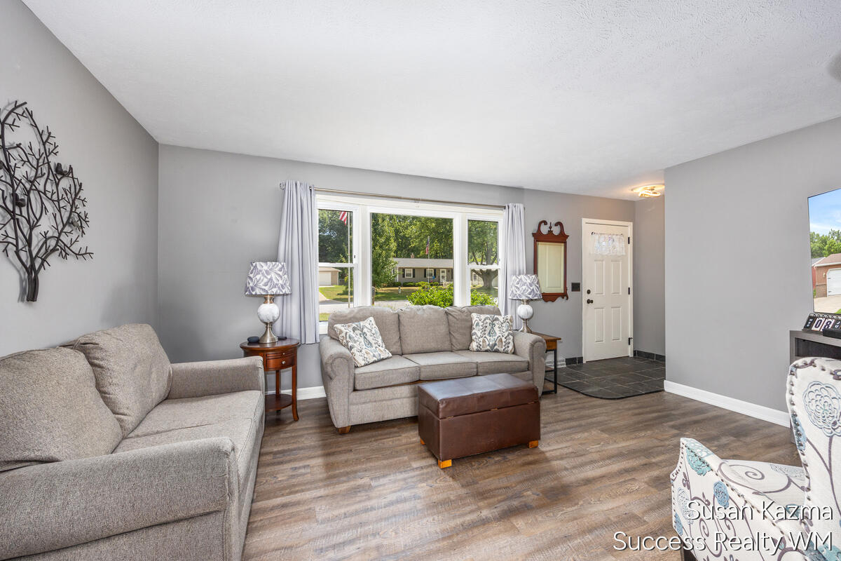 1313 SE Brookridge SE Grand Rapids MI 49508