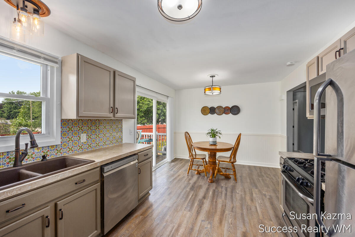 1313 SE Brookridge SE Grand Rapids MI 49508