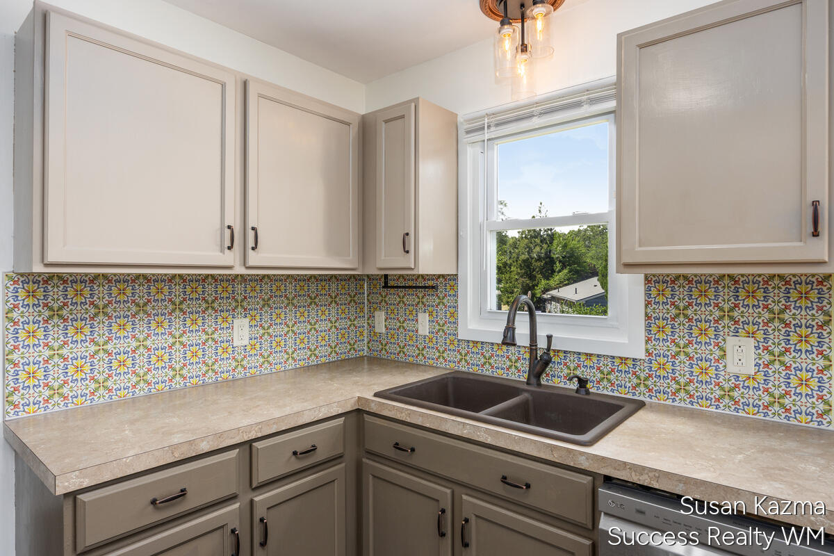 1313 SE Brookridge SE Grand Rapids MI 49508