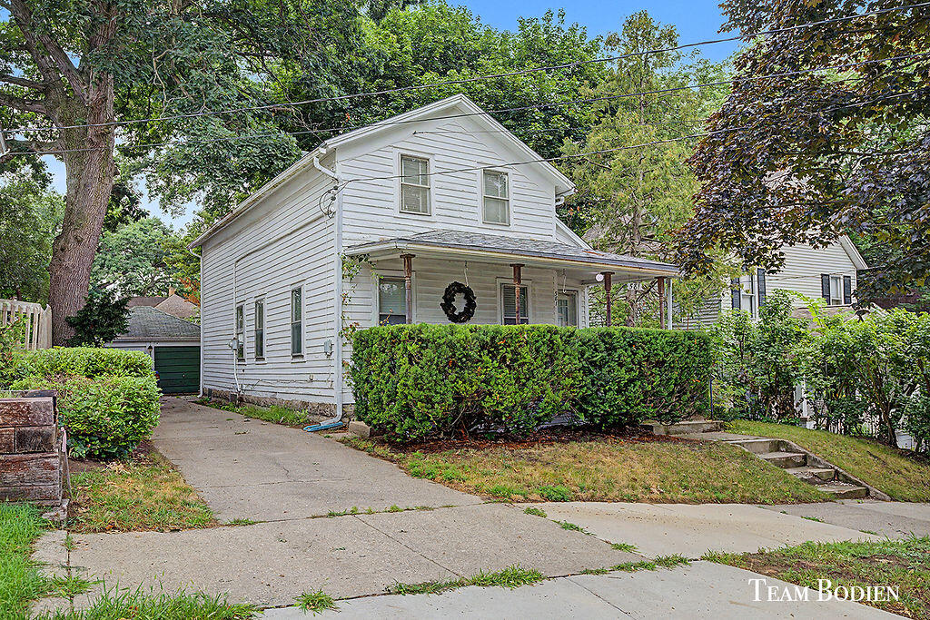 581 Harlan Avenue NE Grand Rapids MI 49503