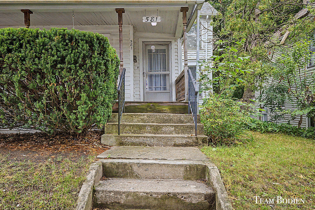 581 Harlan Avenue NE Grand Rapids MI 49503