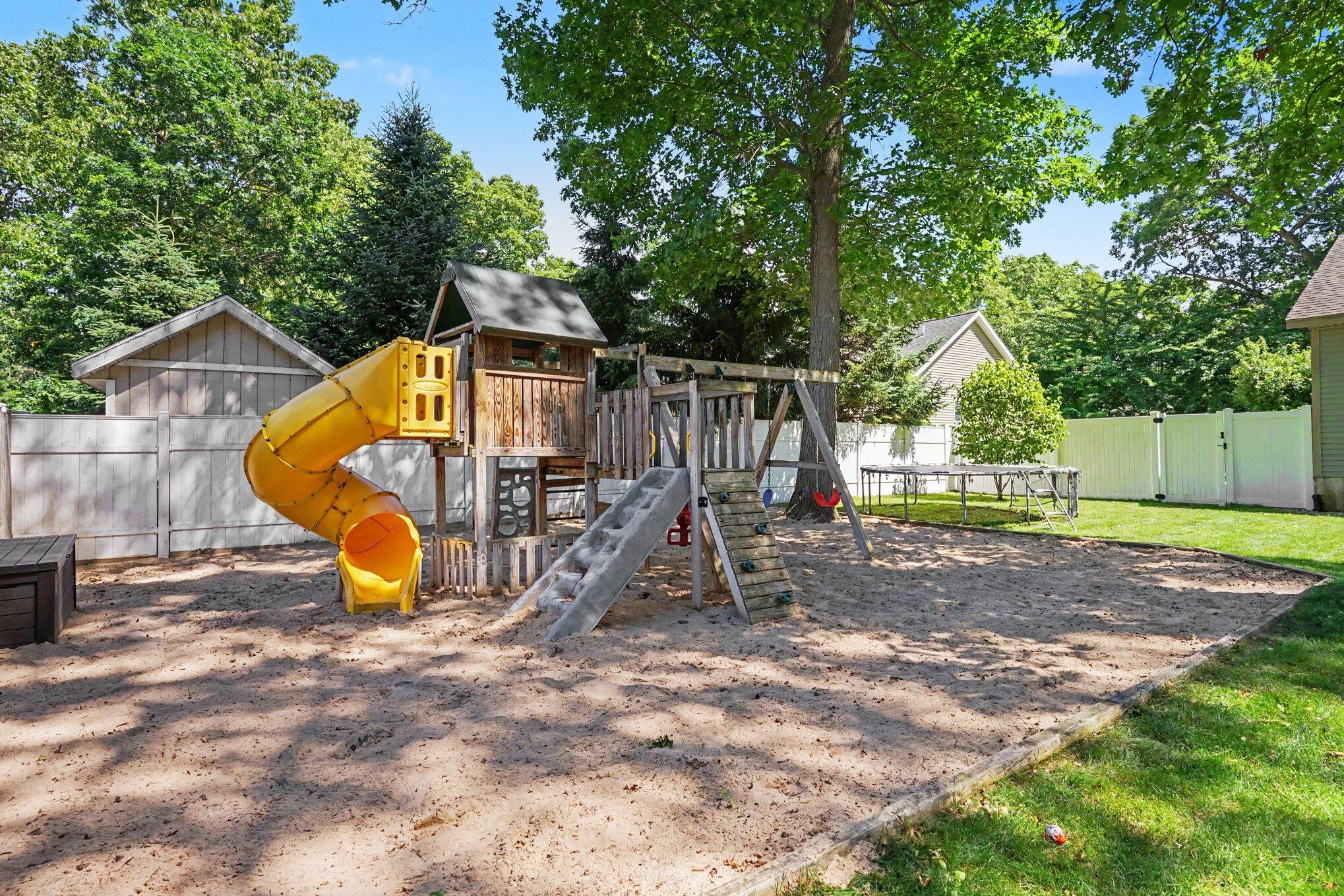 2560 Huron Trail Muskegon MI 49445