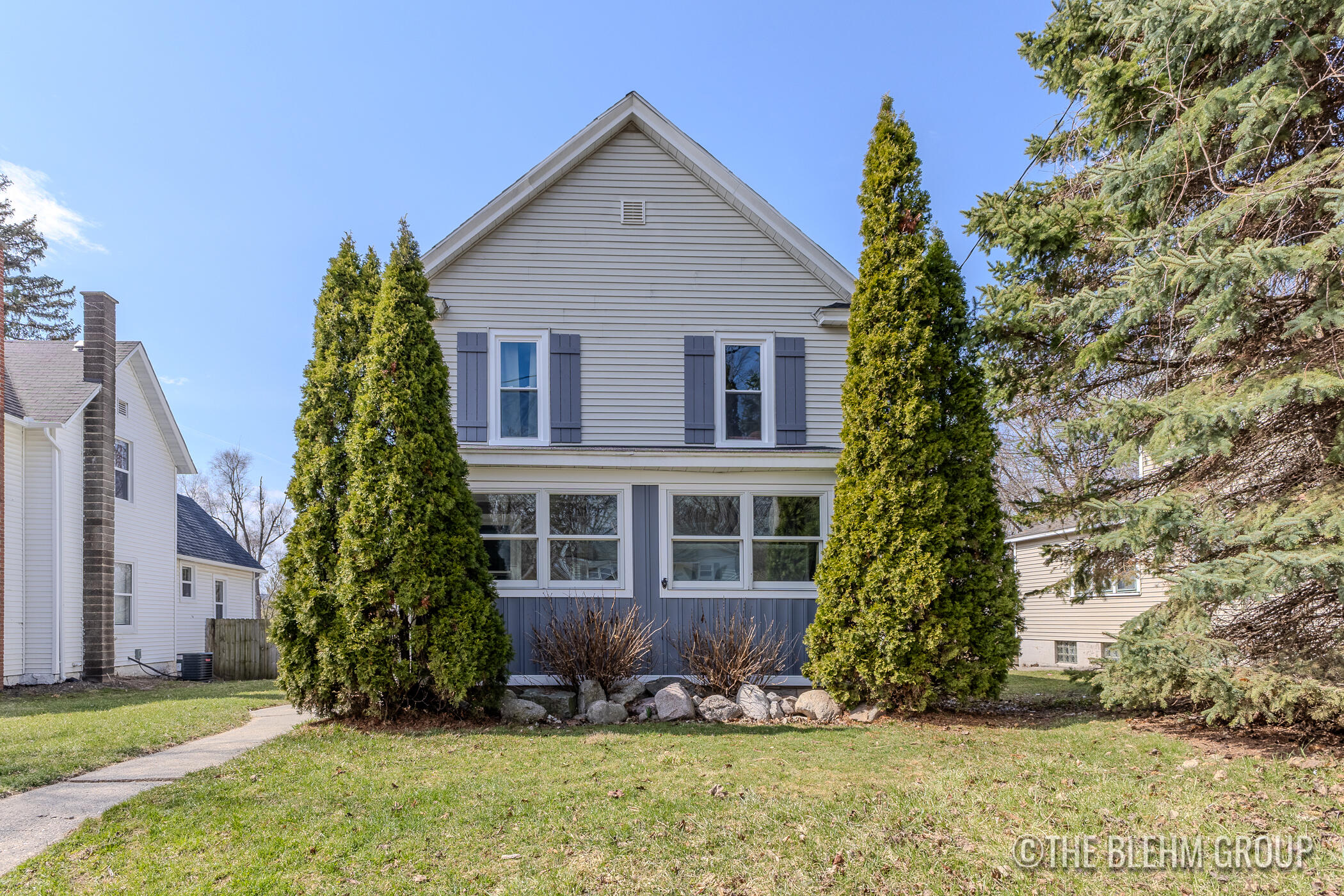 727 Emerald Avenue NE Grand Rapids MI 49503