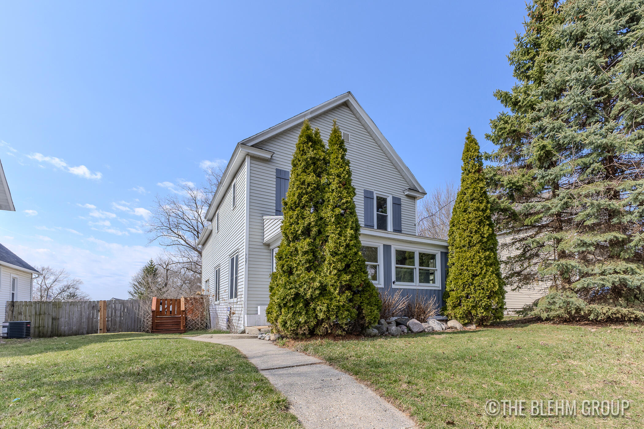 727 Emerald Avenue NE Grand Rapids MI 49503