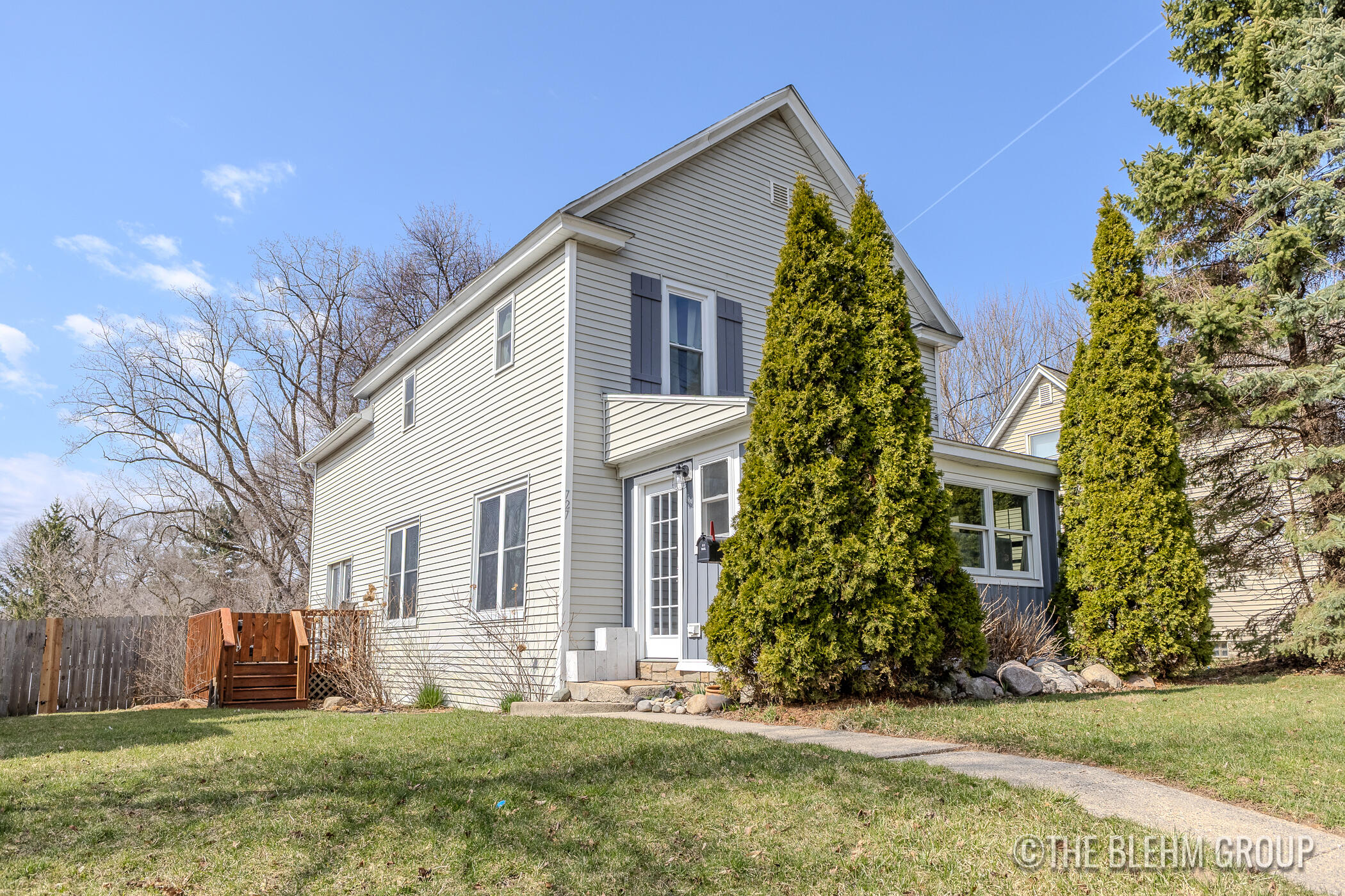 727 Emerald Avenue NE Grand Rapids MI 49503