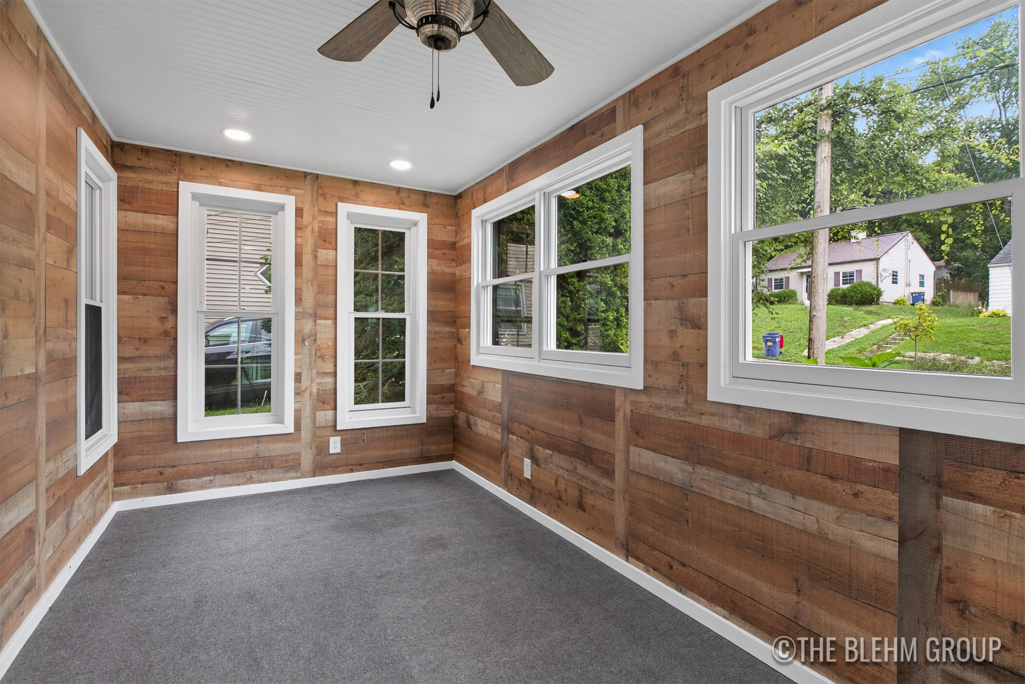 727 Emerald Avenue NE Grand Rapids MI 49503