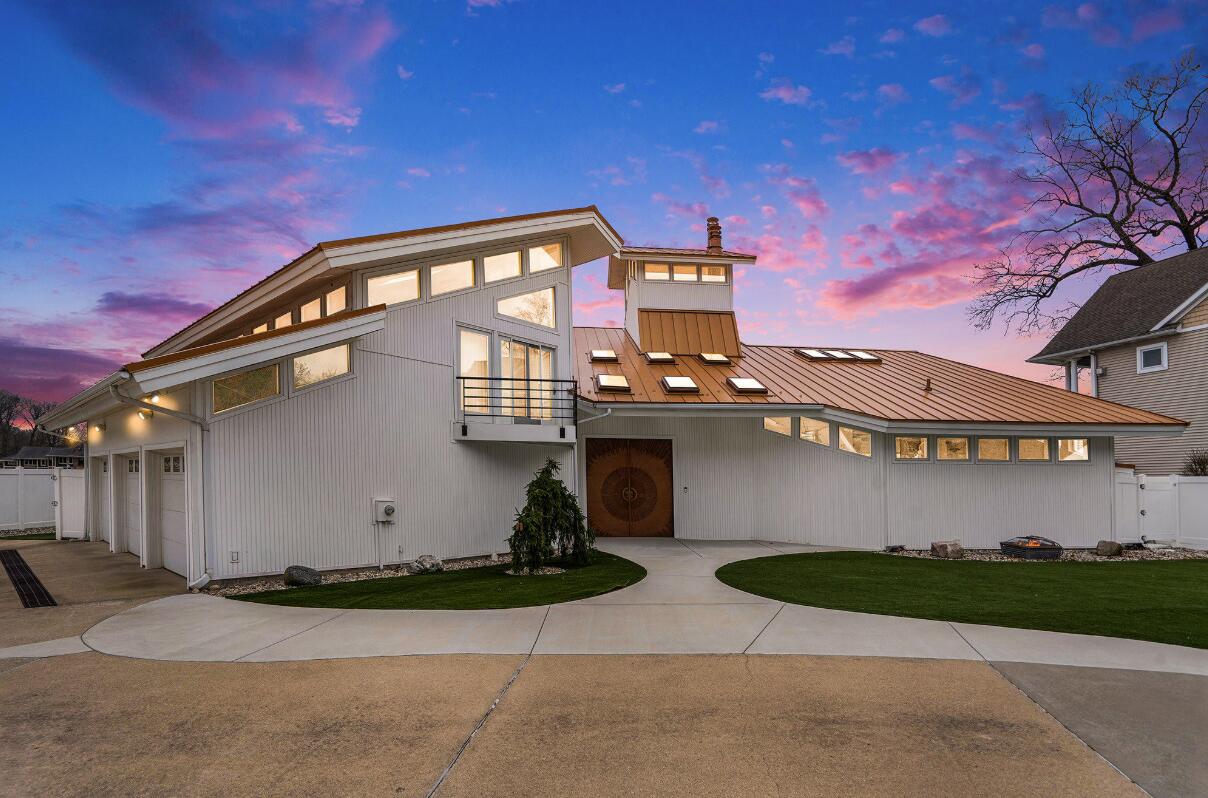 1046 N Eagle Lake Drive Kalamazoo MI 49009