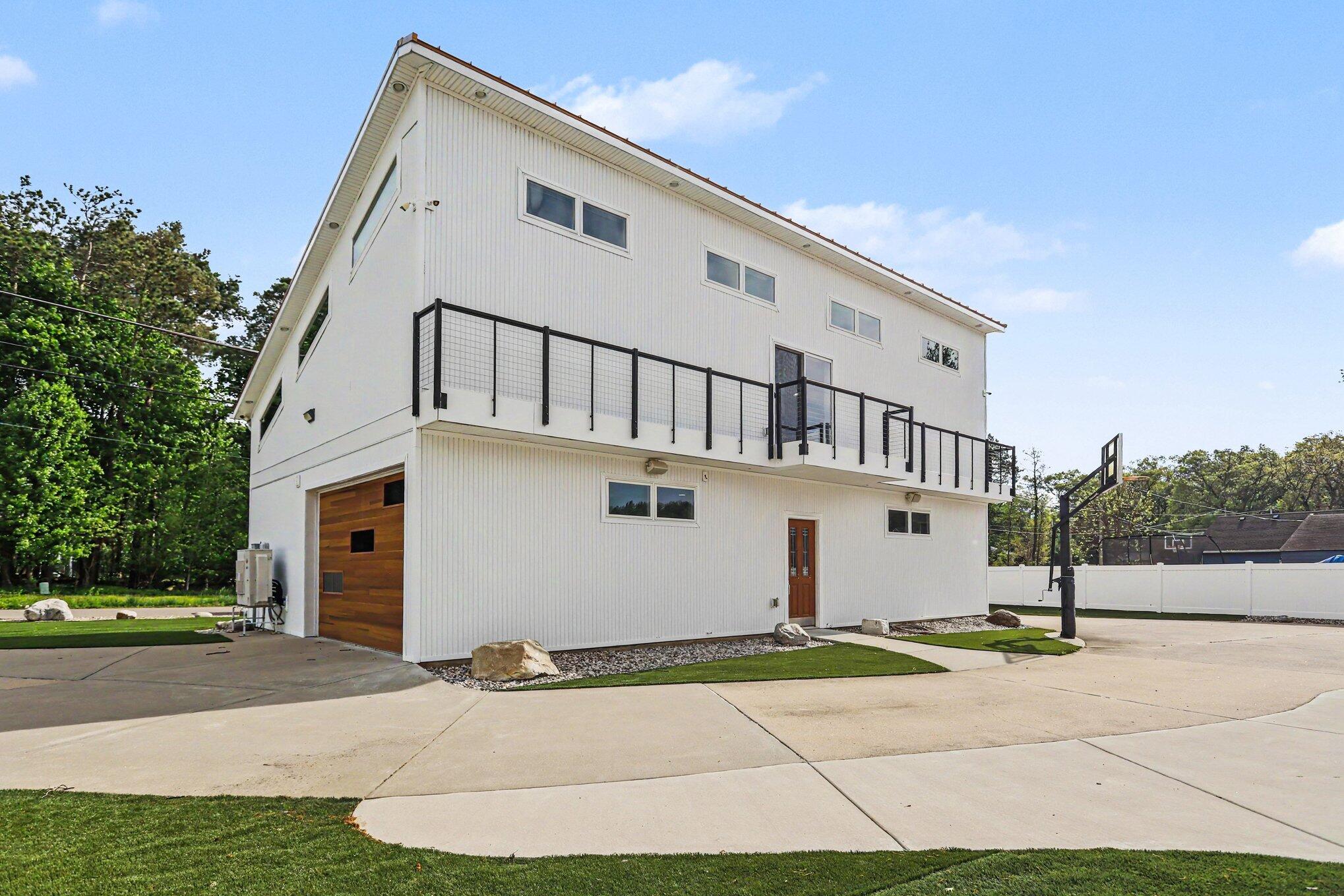 1046 N Eagle Lake Drive Kalamazoo MI 49009