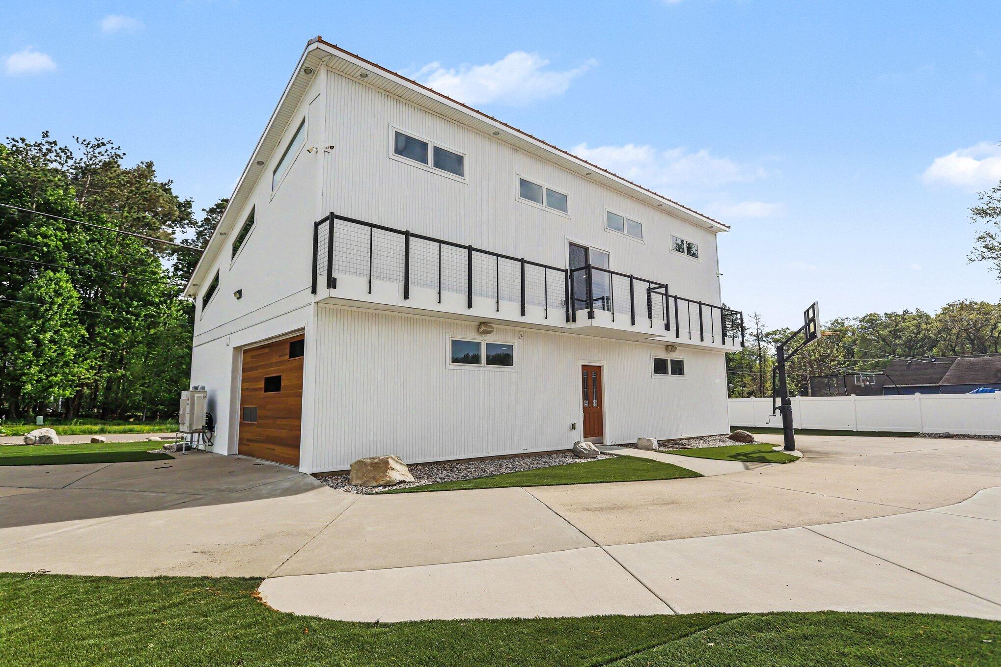 1046 N Eagle Lake Drive Kalamazoo MI 49009