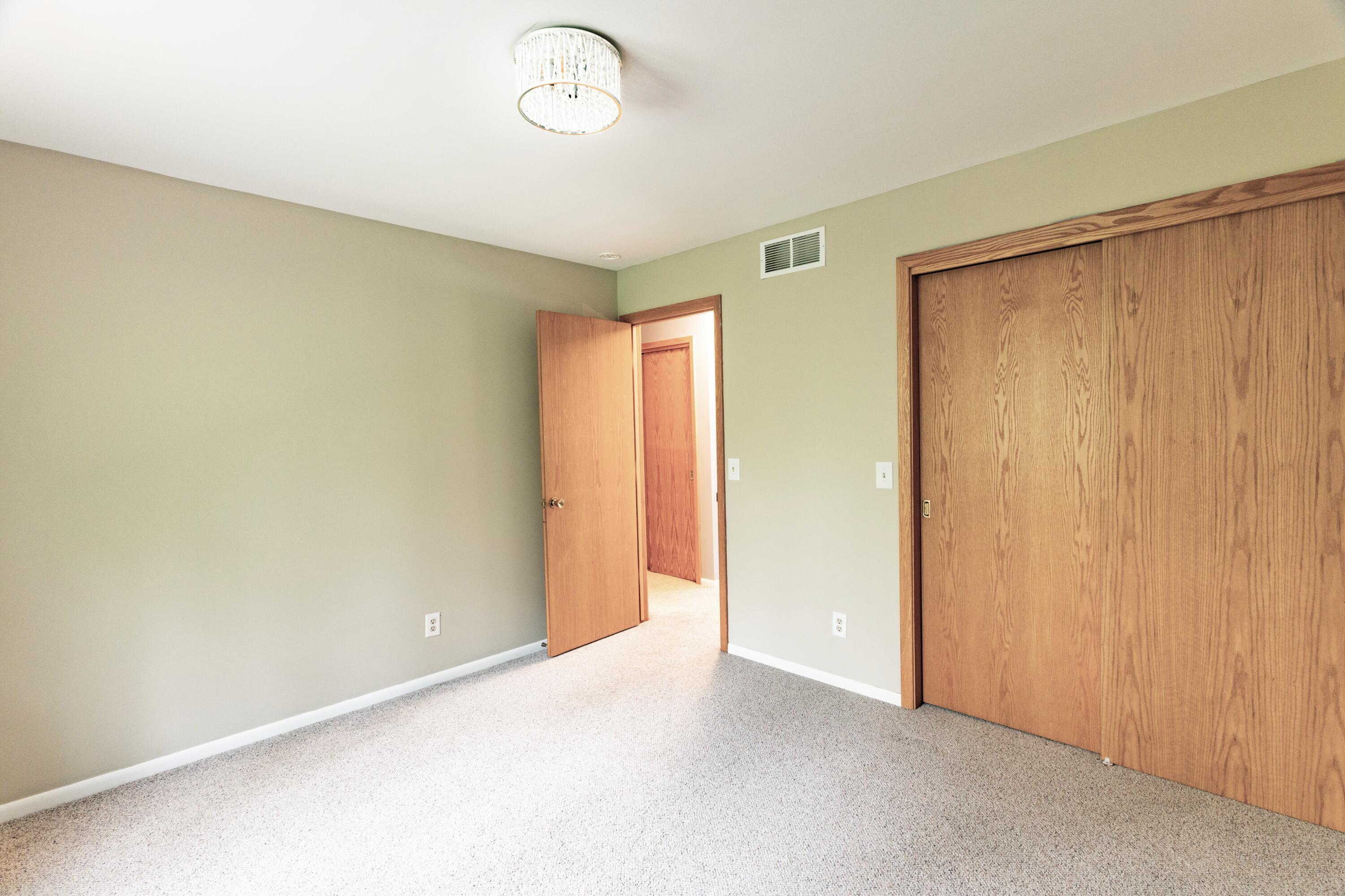 7170 Hawthorn Valley Avenue Kalamazoo MI 49009