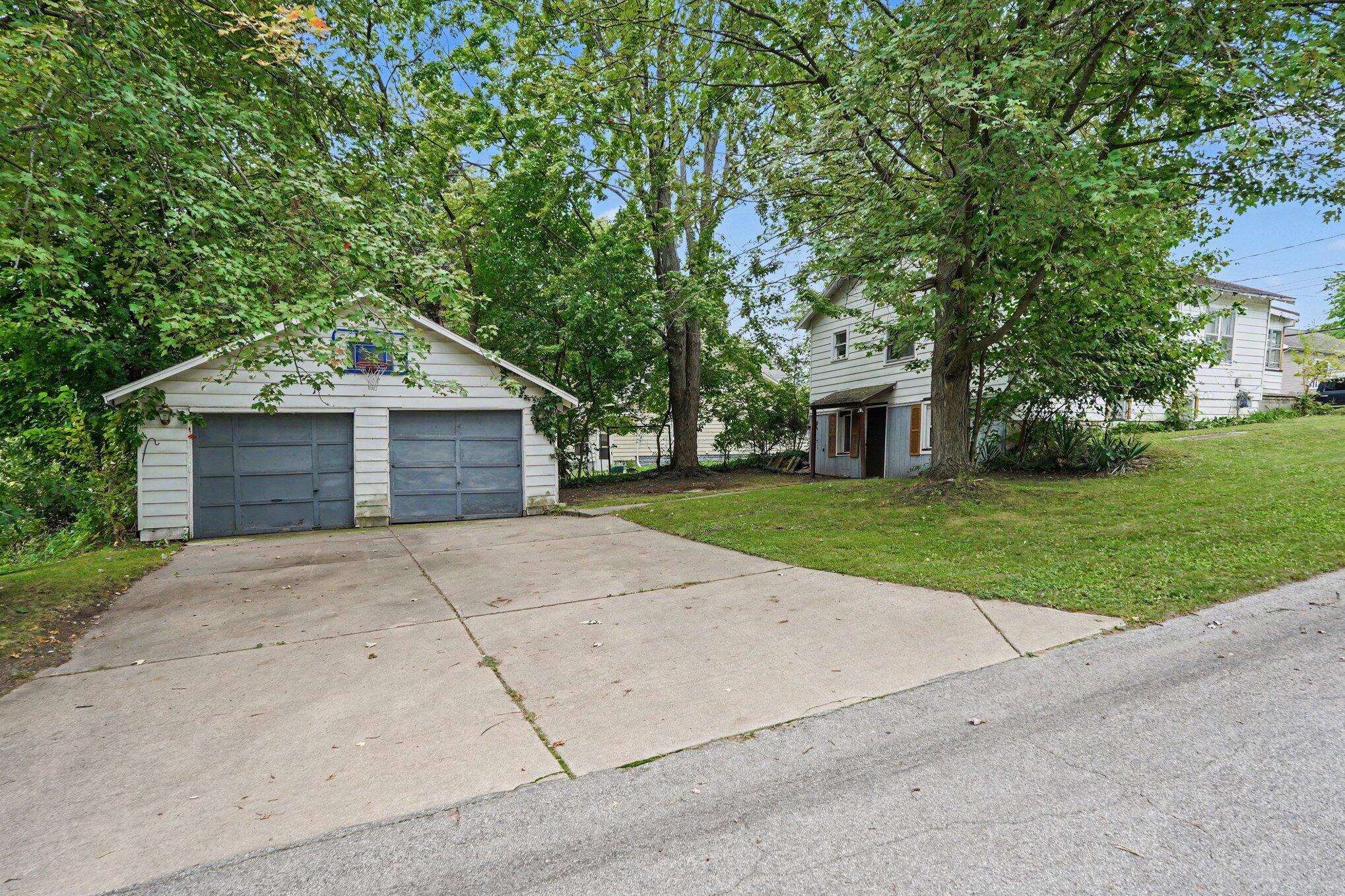 952 Calvary Avenue NW Grand Rapids MI 49504