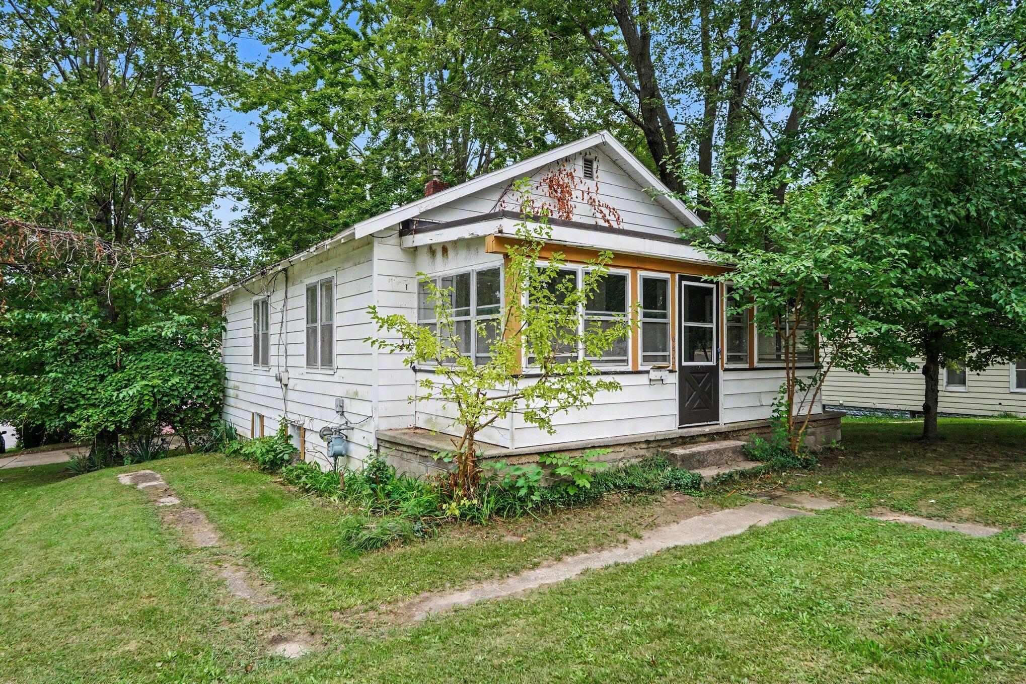 952 Calvary Avenue NW Grand Rapids MI 49504