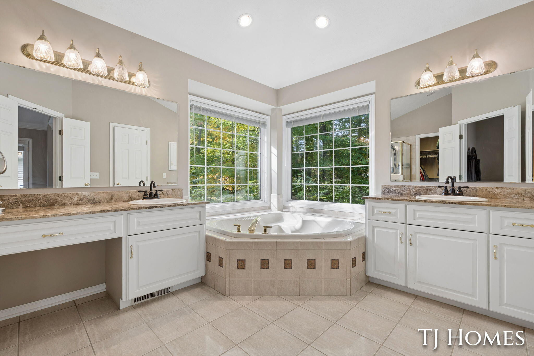 985 Thornwyk Drive NW Grand Rapids MI 49534
