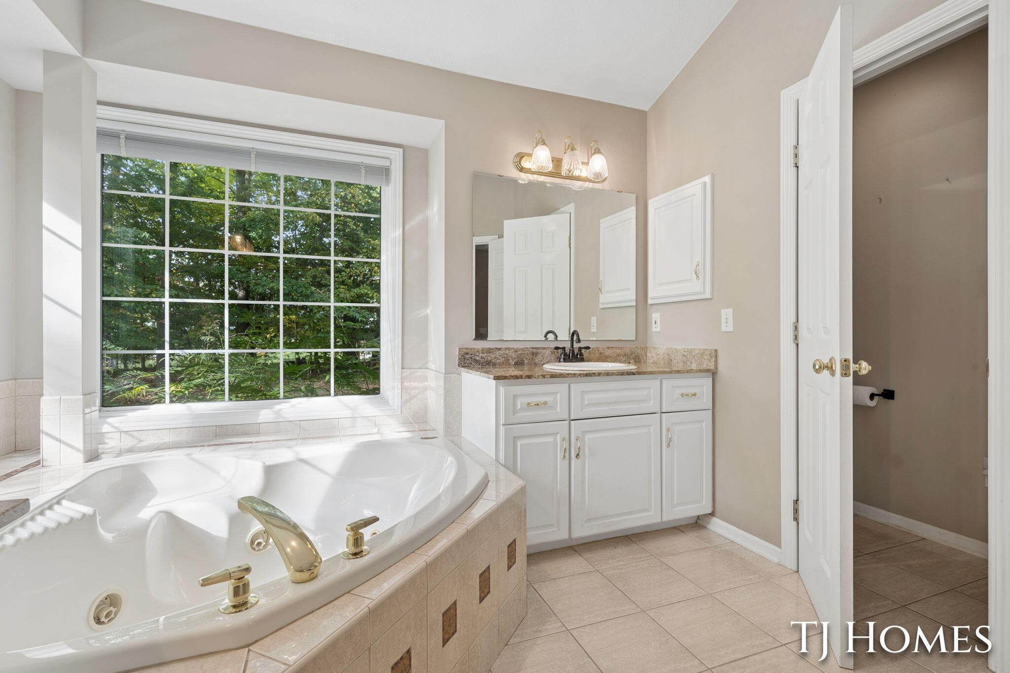 985 Thornwyk Drive NW Grand Rapids MI 49534