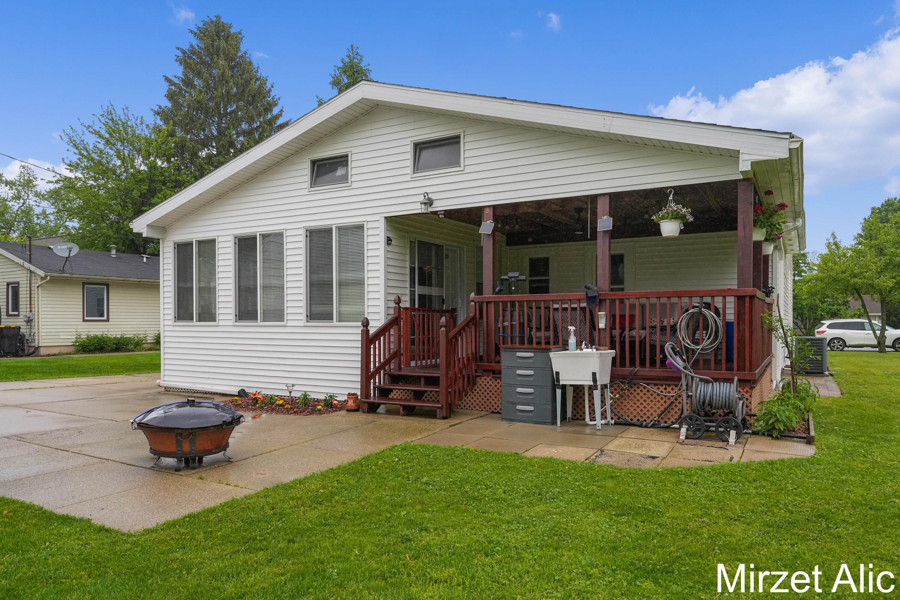 1145 Eastmont Drive SE Grand Rapids MI 49546