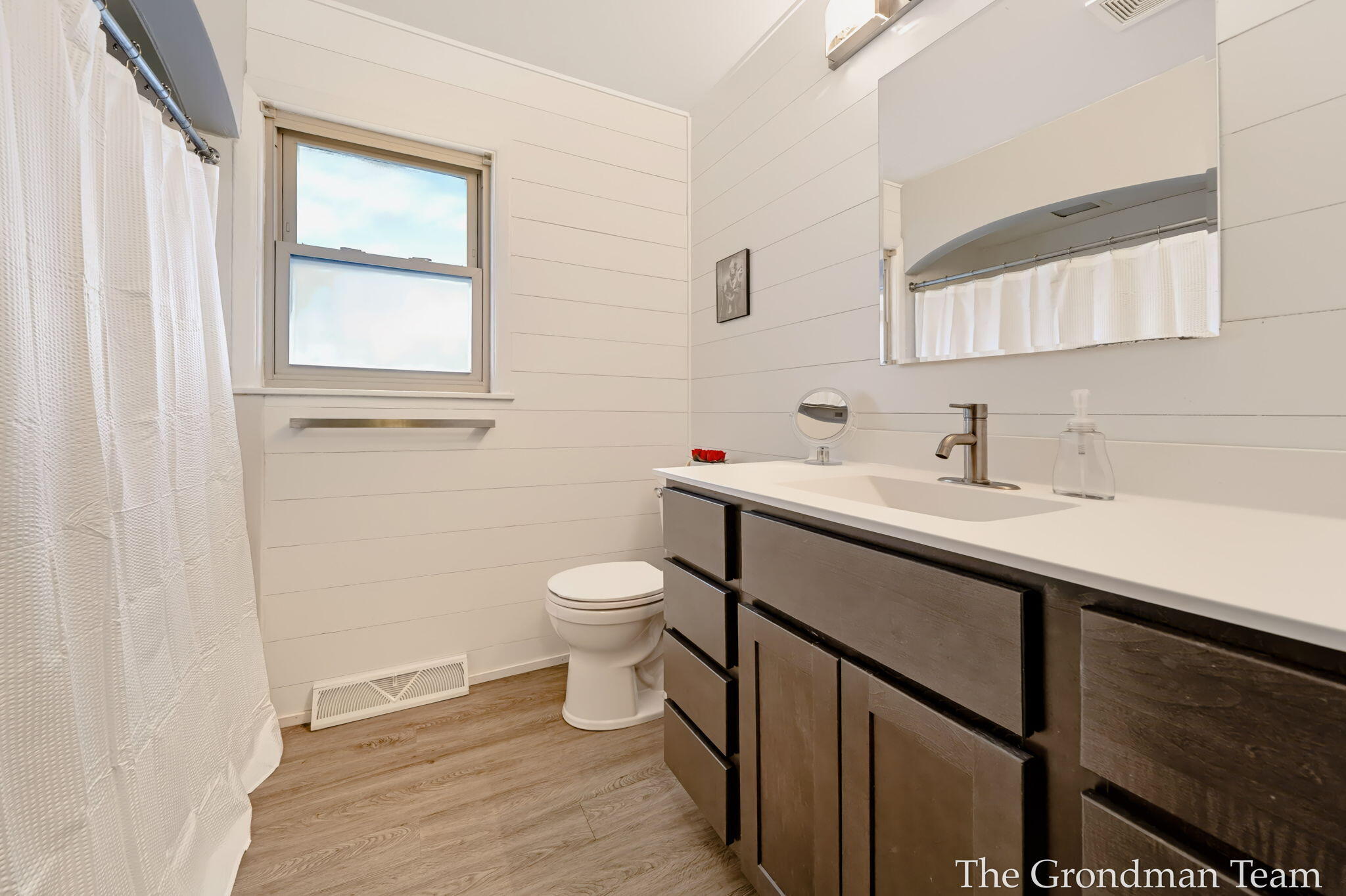 2141 Apple Avenue NW Grand Rapids MI 49504