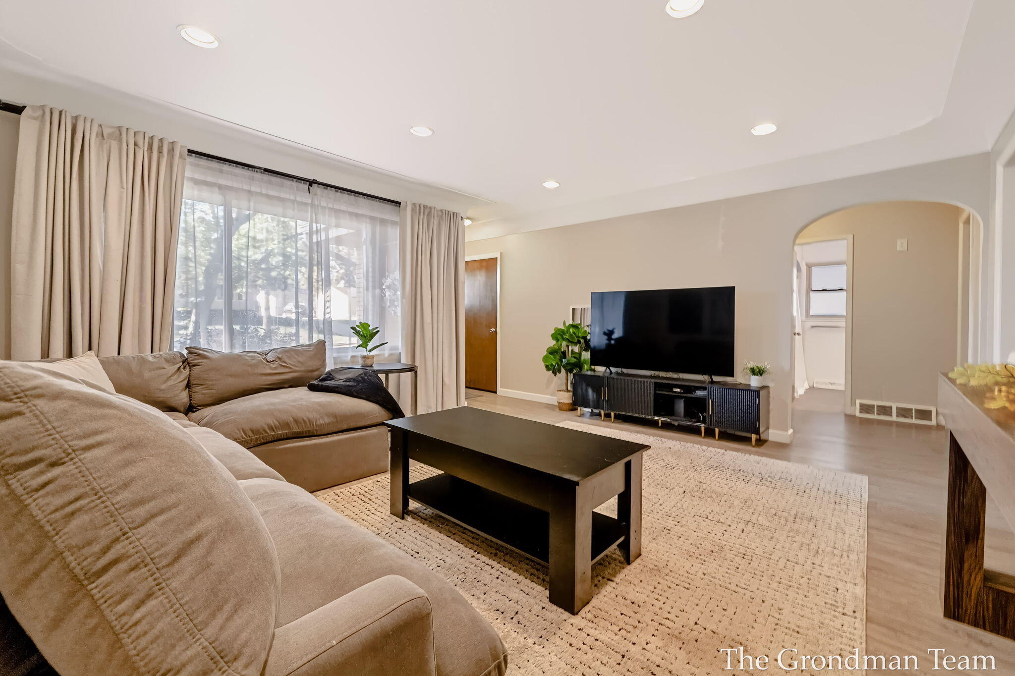2141 Apple Avenue NW Grand Rapids MI 49504