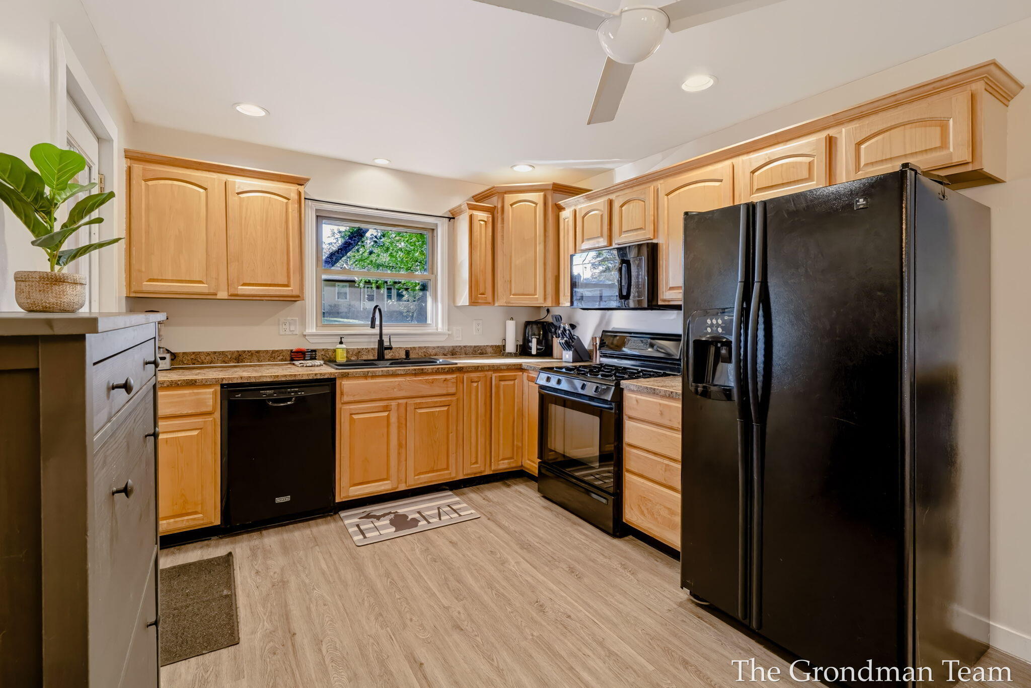 2141 Apple Avenue NW Grand Rapids MI 49504