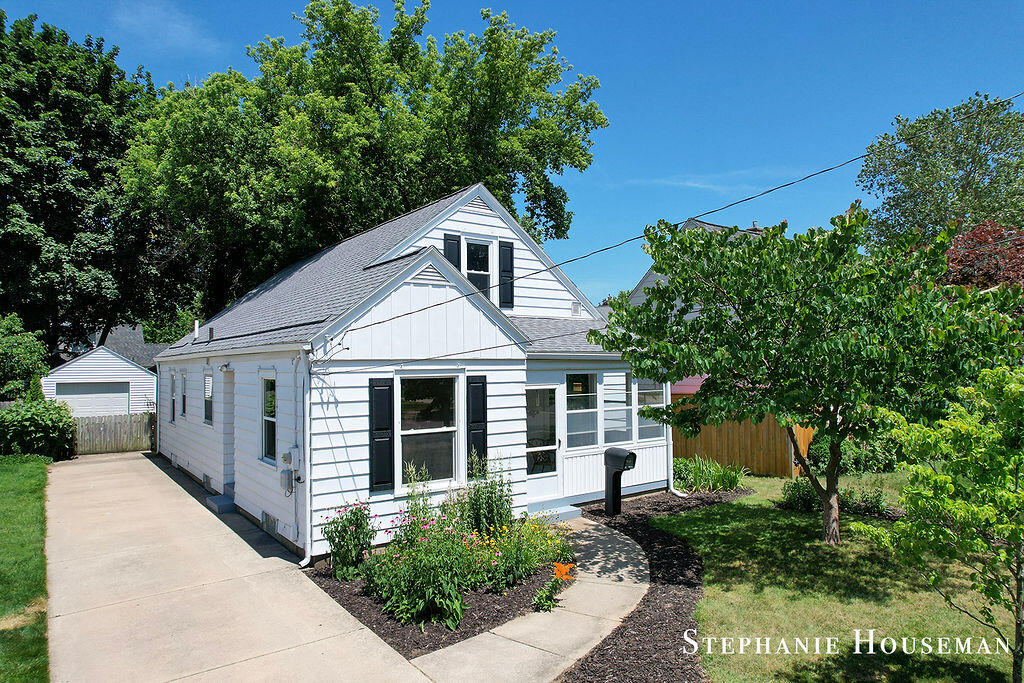 933 Mayhew Wood Drive SE Grand Rapids MI 49507