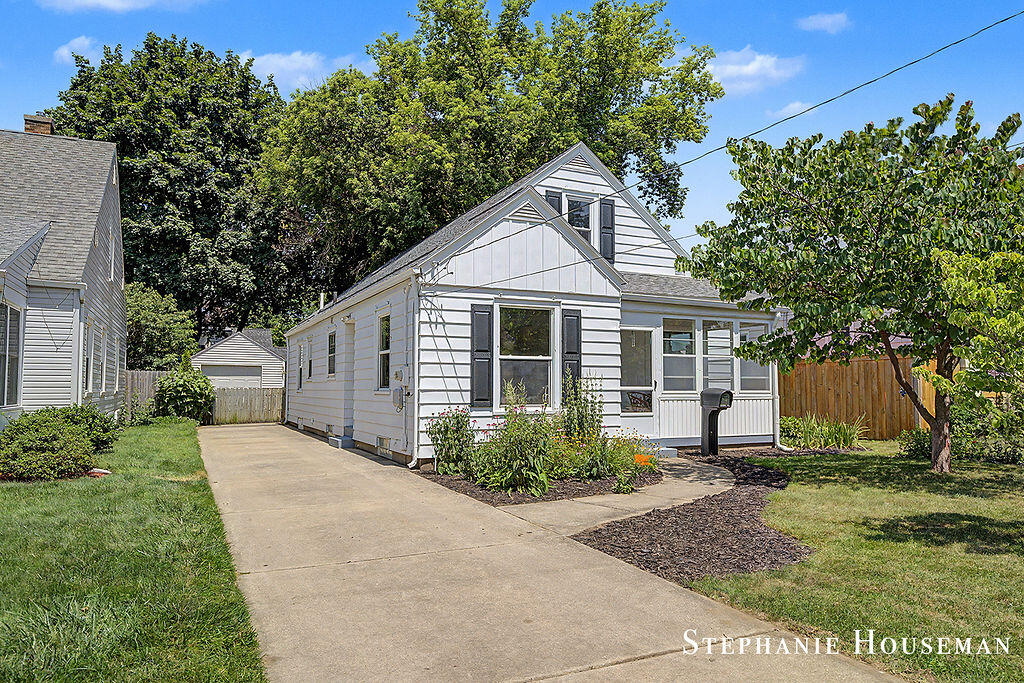 933 Mayhew Wood Drive SE Grand Rapids MI 49507