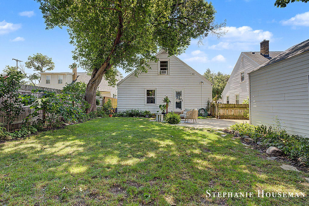 933 Mayhew Wood Drive SE Grand Rapids MI 49507