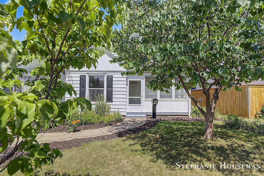 933 Mayhew Wood Drive SE Grand Rapids MI 49507