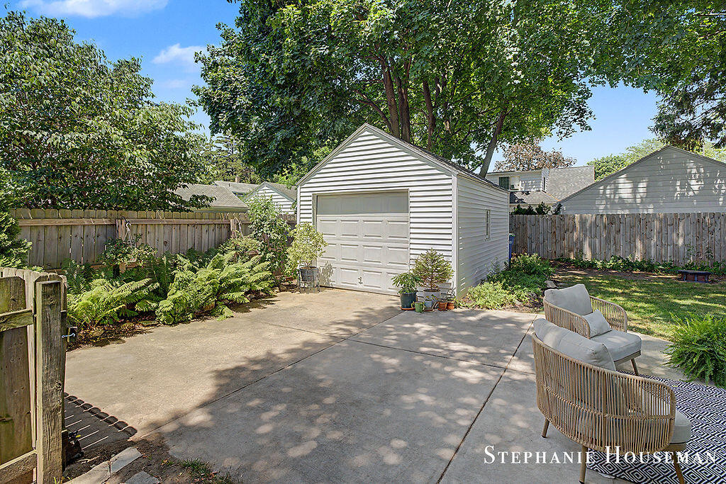 933 Mayhew Wood Drive SE Grand Rapids MI 49507