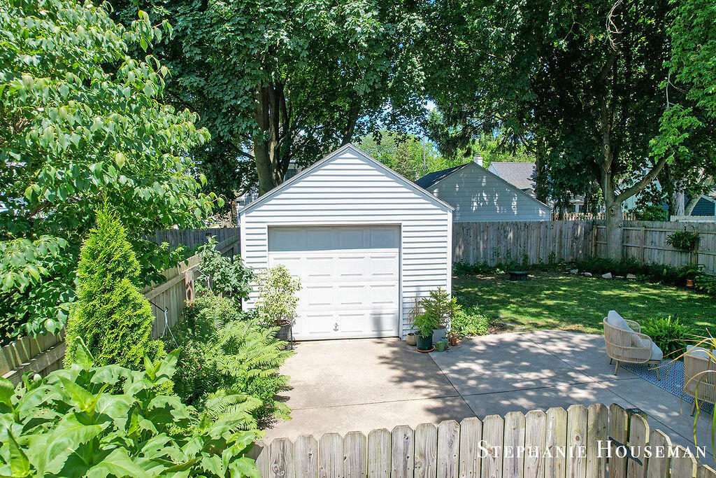 933 Mayhew Wood Drive SE Grand Rapids MI 49507