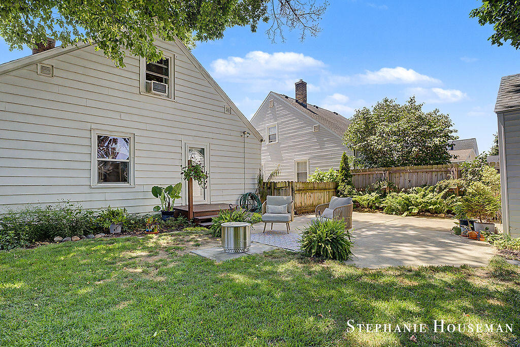 933 Mayhew Wood Drive SE Grand Rapids MI 49507