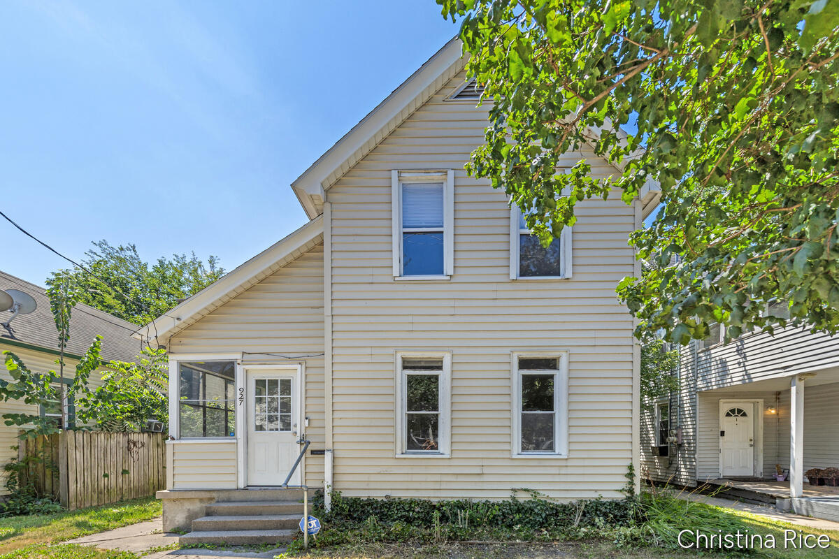 927 Davis Avenue NW Grand Rapids MI 49504