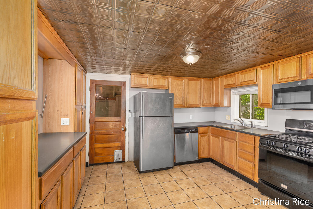 927 Davis Avenue NW Grand Rapids MI 49504