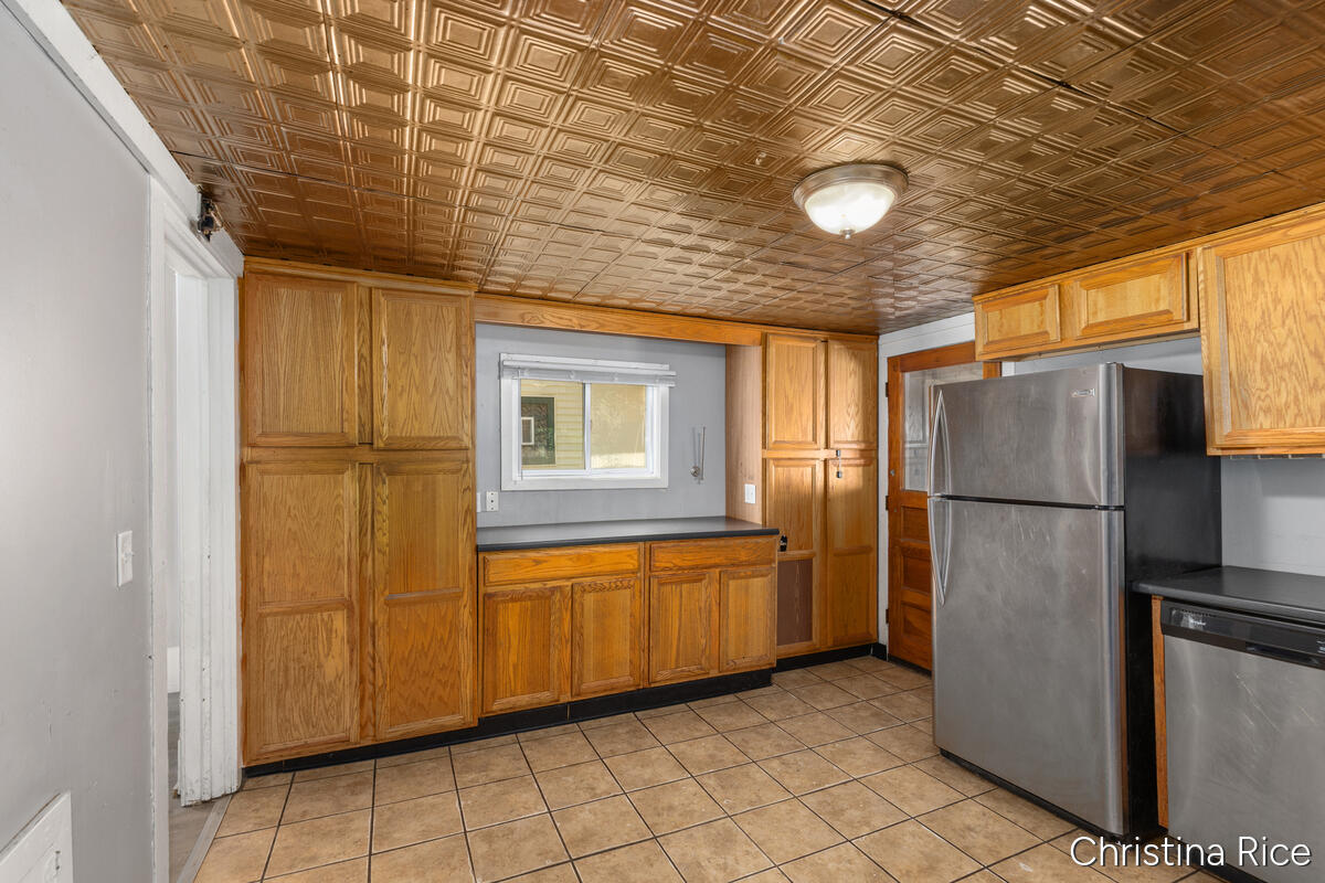 927 Davis Avenue NW Grand Rapids MI 49504