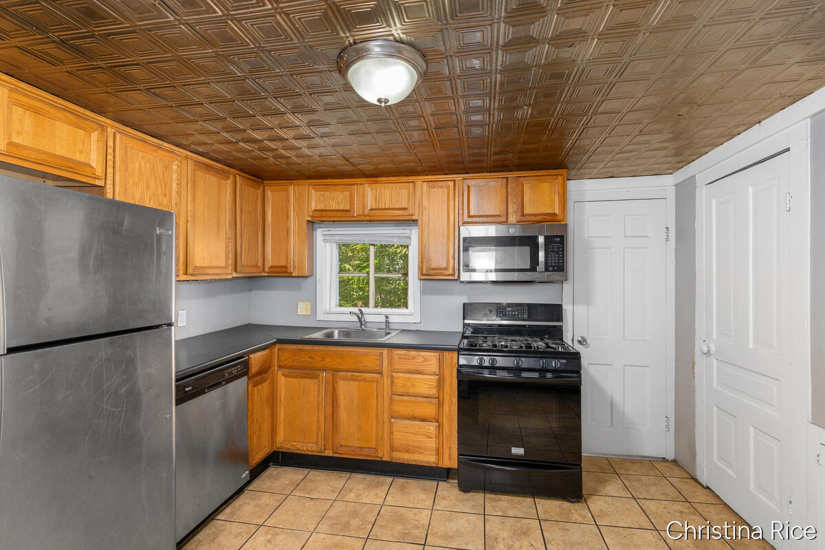 927 Davis Avenue NW Grand Rapids MI 49504