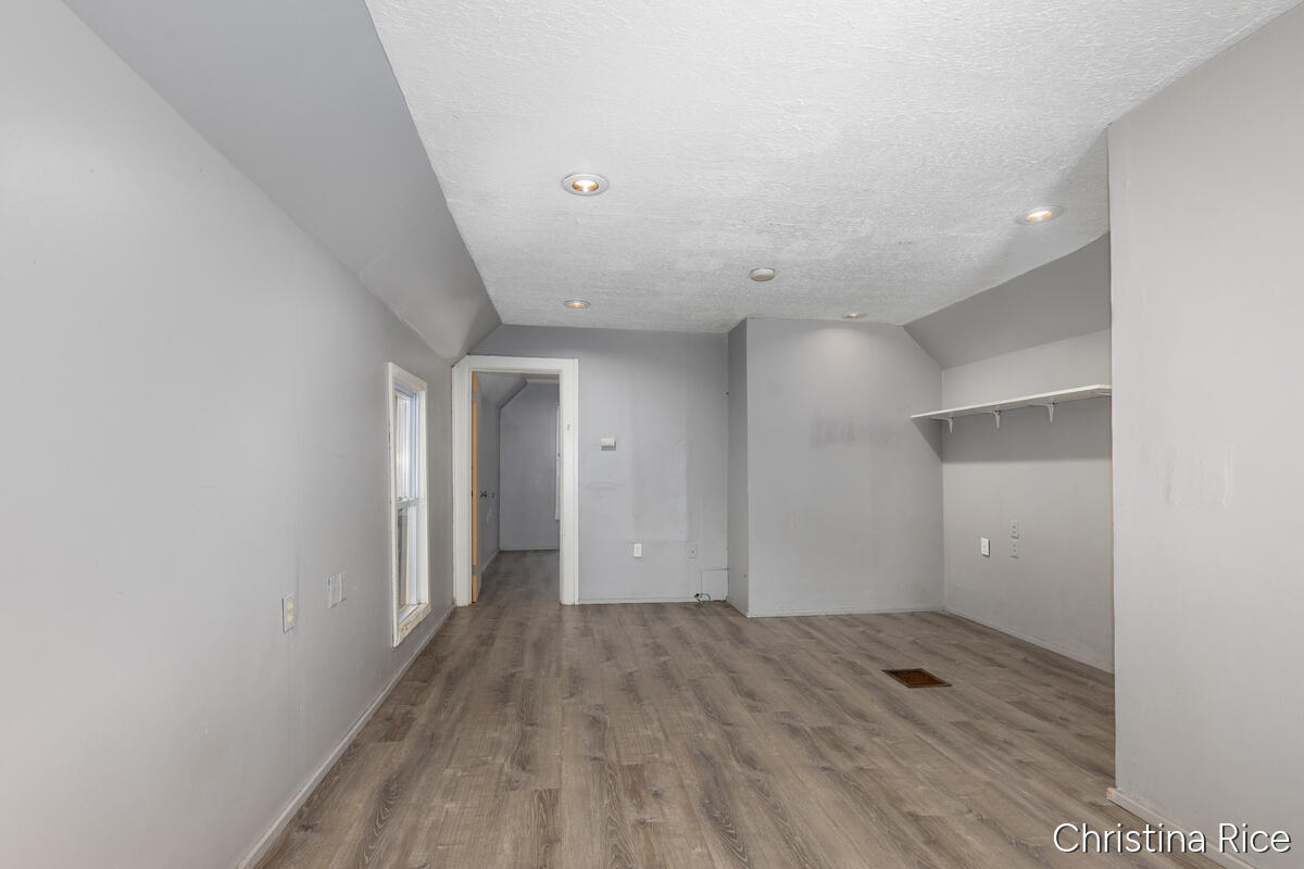 927 Davis Avenue NW Grand Rapids MI 49504